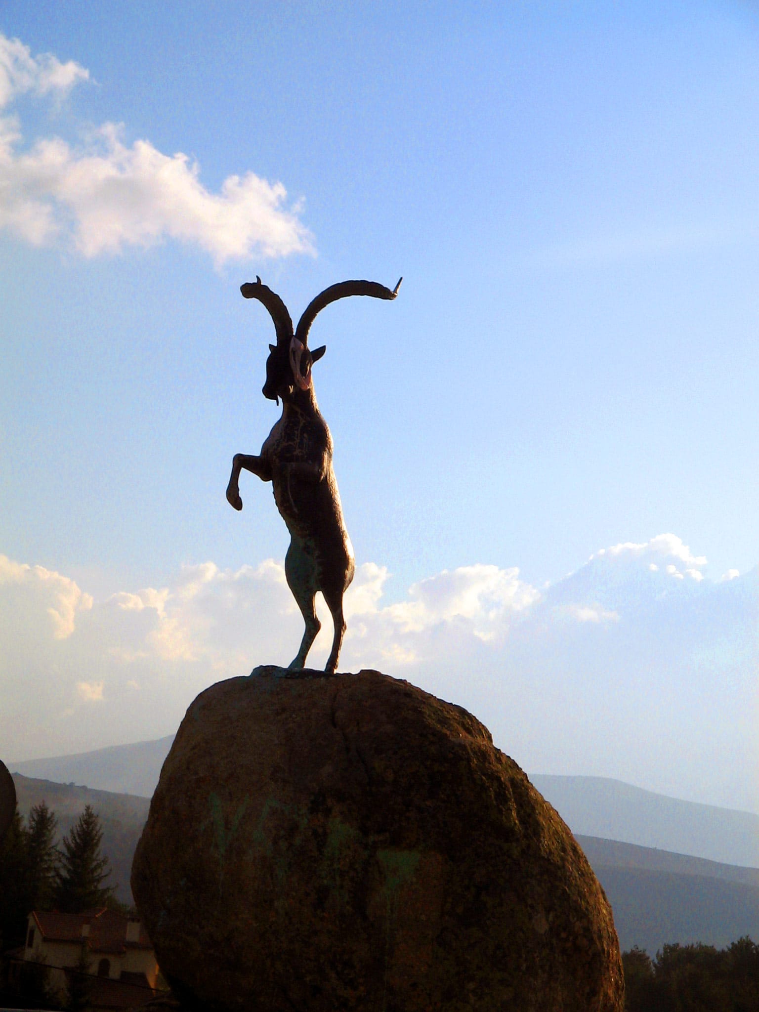 Monumento-a-la-Cabra-Montes